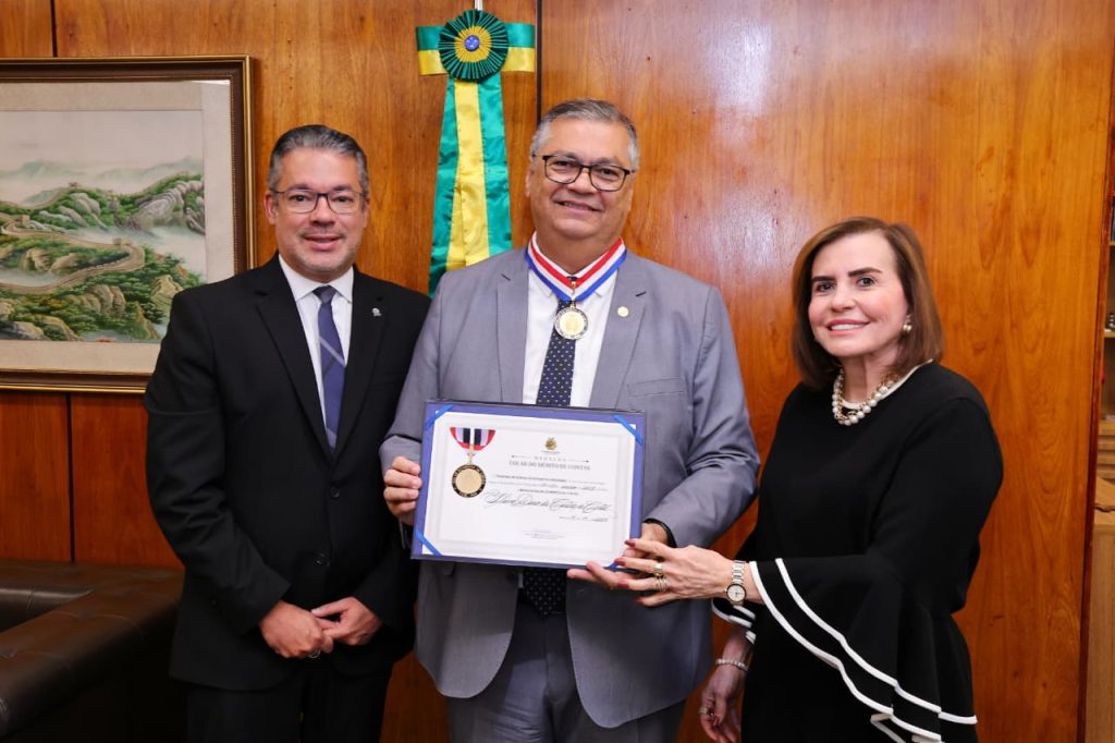 TCE-AM entrega Colar do Mérito ao ministro Flávio Dino em Brasília