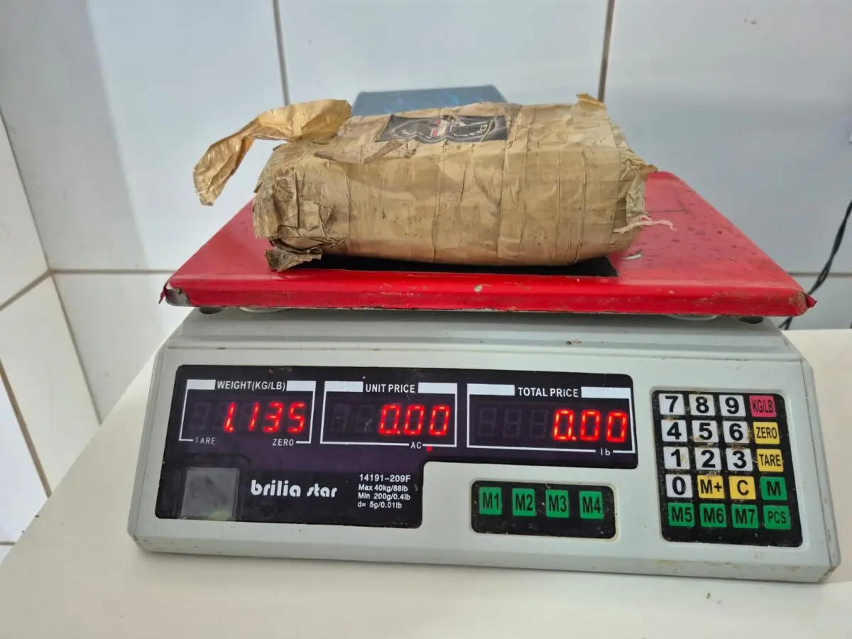 Funcionários de embarcação são presos com mais de 1 kg de skunk no Porto do Façanha, em Caapiranga Funcionários de embarcação são presos com mais de 1 kg de skunk no Porto do Façanha, em Caapiranga