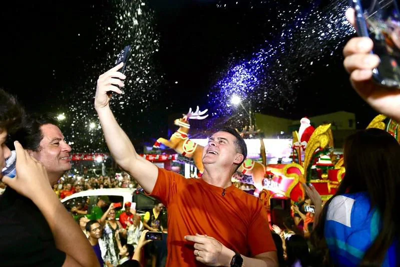Prefeito David Almeida participa da primeira Parada Natalina de 2025 em Manaus Prefeito David Almeida participa da primeira Parada Natalina de 2025 em Manaus