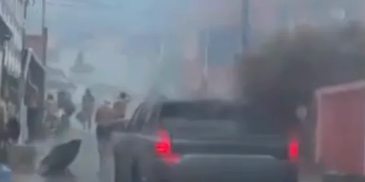 Casa pega fogo durante temporal na Zona Leste de Manaus Casa pega fogo durante temporal na Zona Leste de Manaus