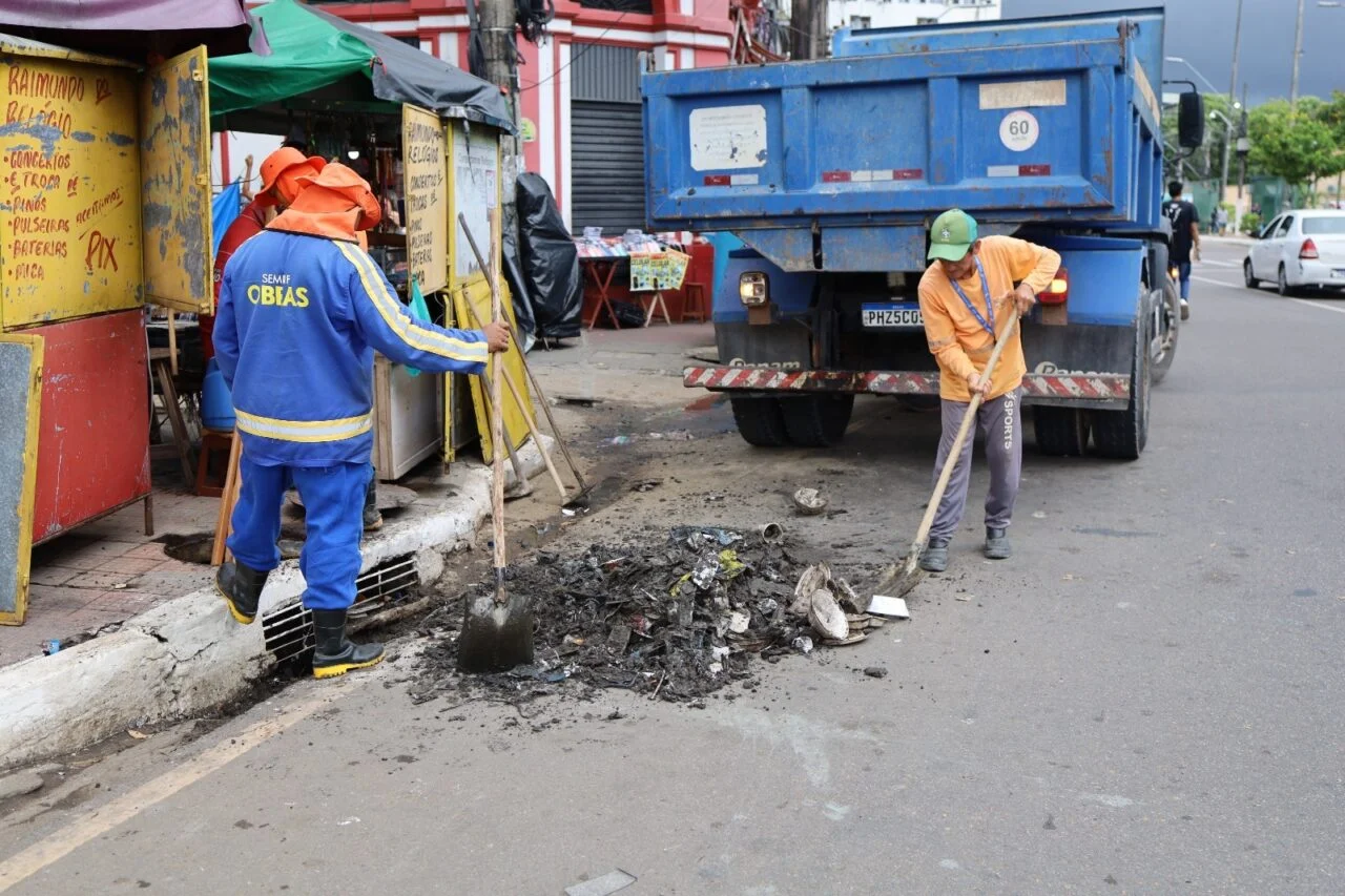 Prefeitura de Manaus intensifica limpeza e desobstrução de caixas coletoras no centro da cidade
