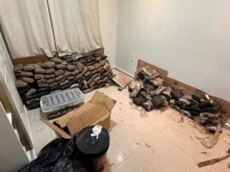 Polícia Civil apreende mais de 600 quilos de drogas avaliadas em R$ 13,5 milhões em condomínio na zona norte de Manaus Polícia Civil apreende mais de 600 quilos de drogas avaliadas em R$ 13,5 milhões em condomínio na zona norte de Manaus