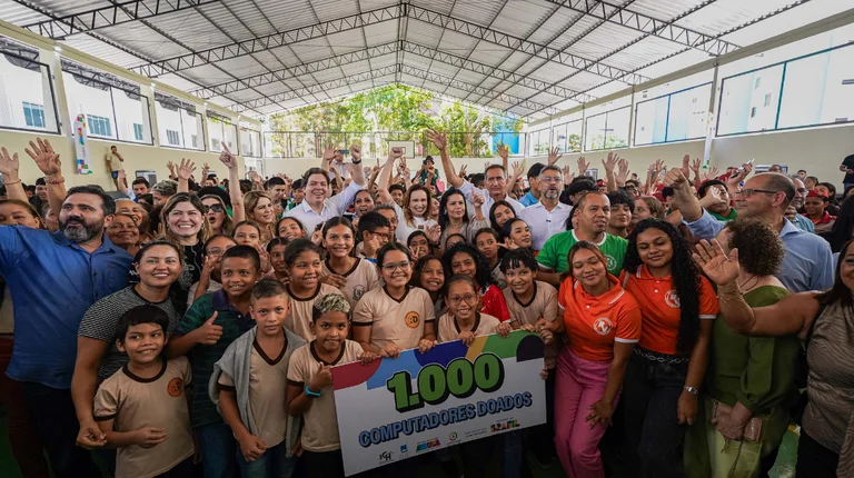 Ministro das Comunicações entrega um mil computadores e forma 1,4 mil alunos no Amapá Ministro das Comunicações entrega um mil computadores e forma 1,4 mil alunos no Amapá