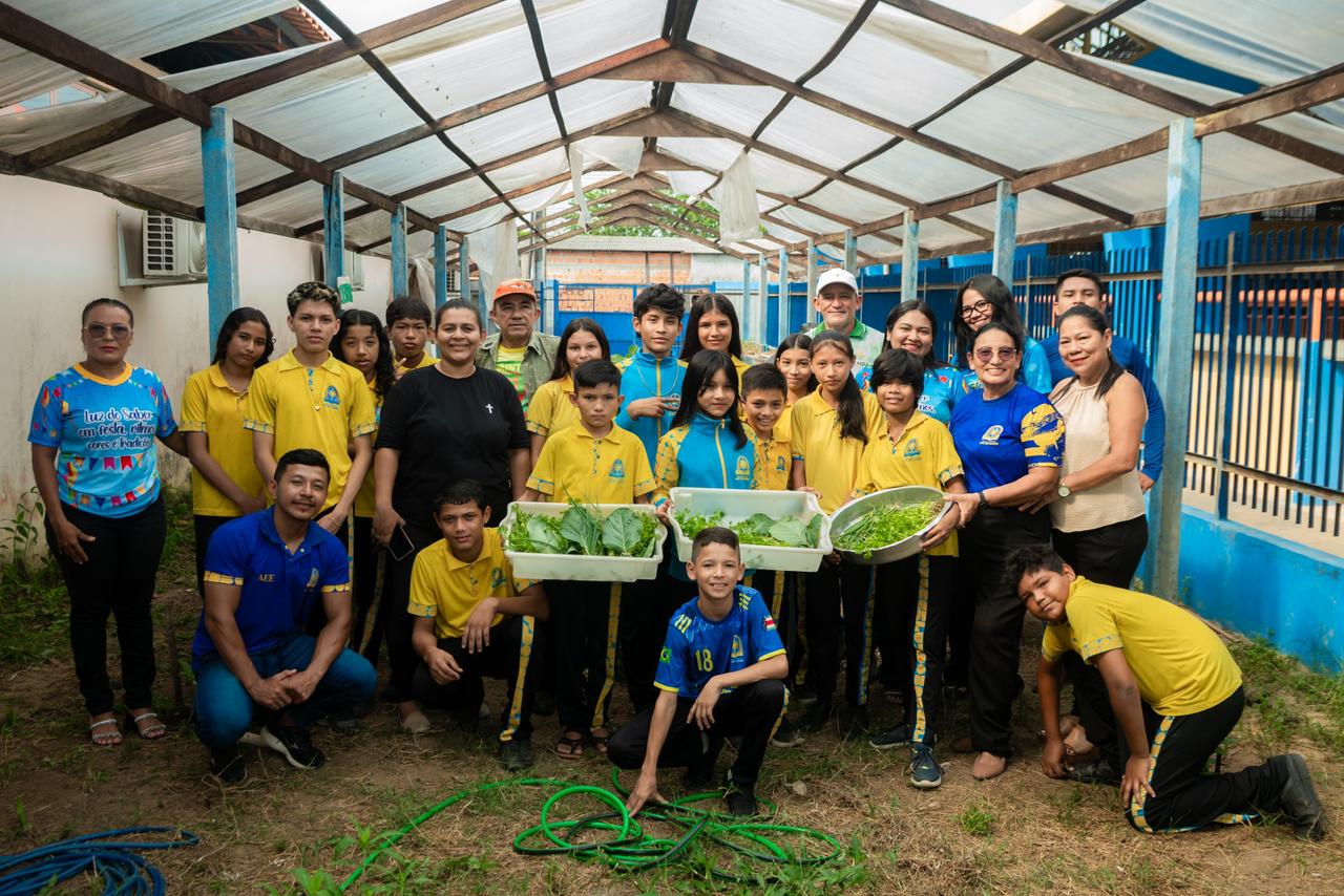 Prefeitura de Parintins faz primeira colheita de hortaliças na Escola Municipal Luz do Saber