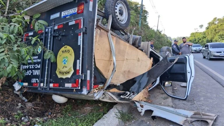 Carro do IML capota na BR-174