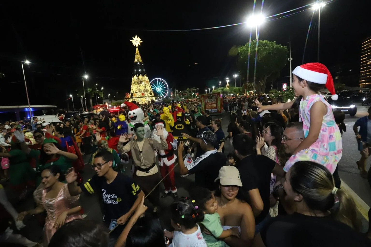Parada Natalina da prefeitura leva brilho e encanto da magia do Natal à Ponta Negra