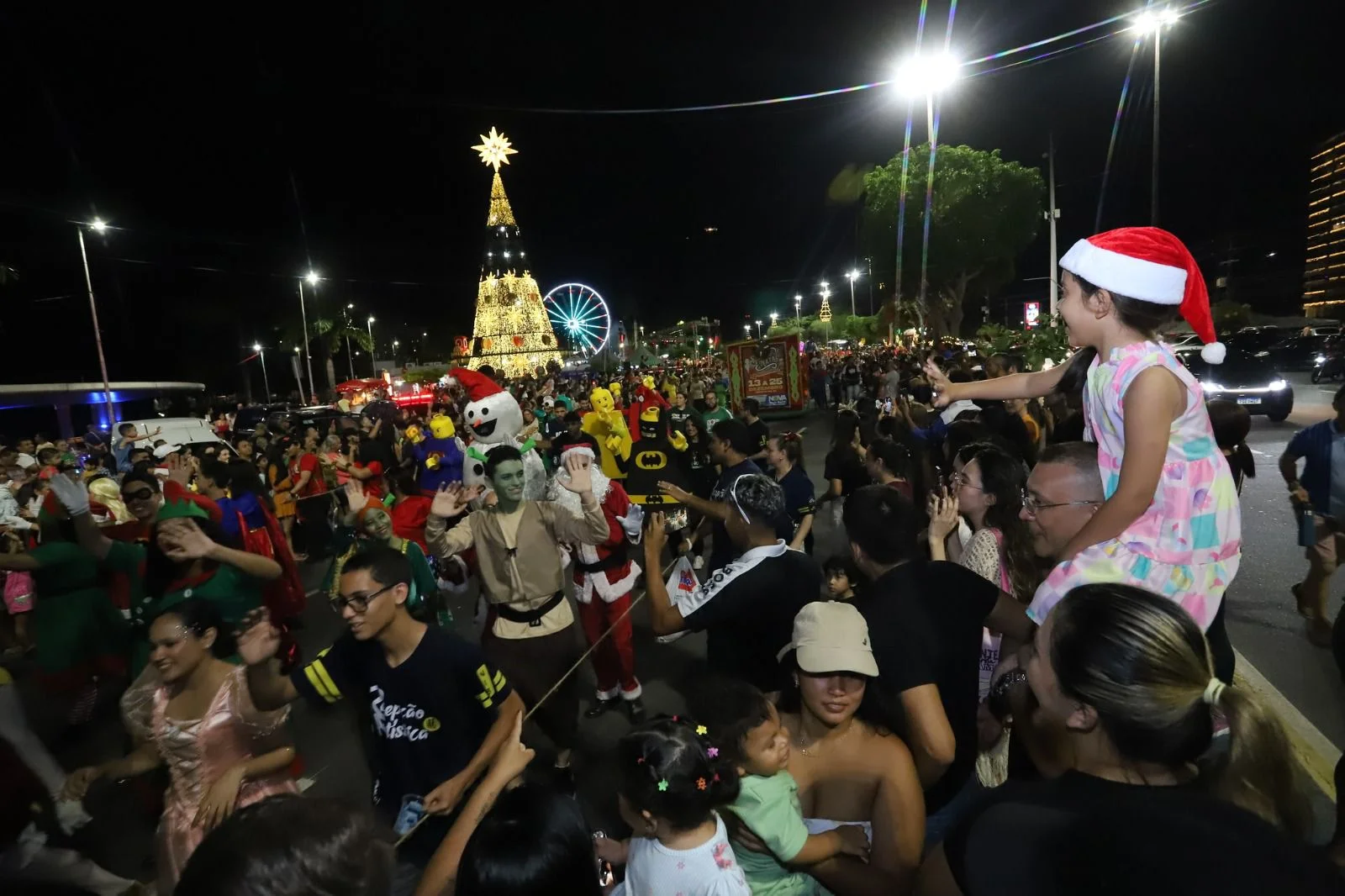 Parada Natalina da prefeitura leva brilho e encanto da magia do Natal à Ponta Negra