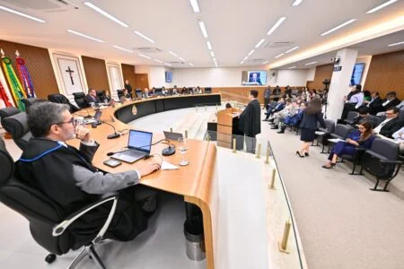 TCE-AM reprova contas da Câmara de Itamarati e determina devolução de R$ 96,3 mil aos cofres públicos O Tribunal de Contas do Amazonas (TCE-AM) julgou irregulares as contas de 2023 da Câmara Municipal de Itamarati e determinou que o então presidente da Casa Legislativa, Antônio Sílvio Campelo Monteiro, devolva R$ 60,5 mil aos cofres públicos e pague duas multas que totalizam R$ 35,8 mil. A decisão foi proferida na manhã desta segunda-feira (3), durante a 34ª Sessão Ordinária do Tribunal Pleno. Segundo o relator do processo, auditor Luiz Henrique Mendes, o valor deve ser restituído por ausência de comprovação da utilidade, regularidade e execução dos serviços contratados junto à empresa Pública Contabilidade e Consultoria Ltda., que recebeu R$ 60,5 mil para prestar assessoria de apoio à gestão pública. O Tribunal concluiu que a contratação foi genérica e redundante, sem comprovação de resultados efetivos ou de necessidade, uma vez que a Câmara já possuía contratos semelhantes na área contábil e jurídica . O relatório técnico e o Ministério Público de Contas apontaram que o "Relatório de Atividades" apresentado pelo gestor era apenas formal e sem detalhamento das tarefas executadas, caracterizando dano ao erário. No voto também destacou-se que a contratação afrontou os princípios da legalidade e eficiência previstos na Constituição Federal e na Lei de Licitações. Além do alcance, o gestor foi condenado a pagar duas multas, sendo uma de R$ 22,1 mil, por atraso no envio de balancete mensal e pela falta de remessa de dados de licitações ao Sistema e-Contas; e outra de R$ 13,6 mil, em razão de diversas irregularidades administrativas, como insuficiência de caixa, estruturação precária do controle interno, provimento em comissão do cargo de controlador interno, ausência de descrição de cargos, falhas de transparência e não comprovação de gastos com combustíveis . O Tribunal também determinou que a Câmara Municipal instaure processo administrativo disciplinar em até 180 dias para apurar indícios de acúmulo ilegal de cargos públicos por servidores, conforme apontado pela auditoria. O gestor tem 30 dias para pagar os valores devidos. A conselheira-presidente Yara Amazônia Lins convocou a próxima sessão para o dia 11 de novembro, próxima terça-feira, no horário regimental, a partir das 10h.