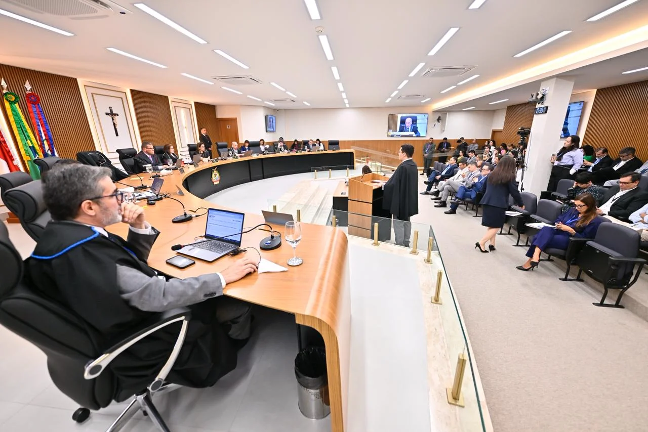 O Tribunal de Contas do Amazonas (TCE-AM) julgou irregulares as contas de 2023 da Câmara Municipal de Itamarati e determinou que o então presidente da Casa Legislativa, Antônio Sílvio Campelo Monteiro, devolva R$ 60,5 mil aos cofres públicos e pague duas multas que totalizam R$ 35,8 mil. A decisão foi proferida na manhã desta segunda-feira (3), durante a 34ª Sessão Ordinária do Tribunal Pleno. Segundo o relator do processo, auditor Luiz Henrique Mendes, o valor deve ser restituído por ausência de comprovação da utilidade, regularidade e execução dos serviços contratados junto à empresa Pública Contabilidade e Consultoria Ltda., que recebeu R$ 60,5 mil para prestar assessoria de apoio à gestão pública. O Tribunal concluiu que a contratação foi genérica e redundante, sem comprovação de resultados efetivos ou de necessidade, uma vez que a Câmara já possuía contratos semelhantes na área contábil e jurídica . O relatório técnico e o Ministério Público de Contas apontaram que o "Relatório de Atividades" apresentado pelo gestor era apenas formal e sem detalhamento das tarefas executadas, caracterizando dano ao erário. No voto também destacou-se que a contratação afrontou os princípios da legalidade e eficiência previstos na Constituição Federal e na Lei de Licitações. Além do alcance, o gestor foi condenado a pagar duas multas, sendo uma de R$ 22,1 mil, por atraso no envio de balancete mensal e pela falta de remessa de dados de licitações ao Sistema e-Contas; e outra de R$ 13,6 mil, em razão de diversas irregularidades administrativas, como insuficiência de caixa, estruturação precária do controle interno, provimento em comissão do cargo de controlador interno, ausência de descrição de cargos, falhas de transparência e não comprovação de gastos com combustíveis . O Tribunal também determinou que a Câmara Municipal instaure processo administrativo disciplinar em até 180 dias para apurar indícios de acúmulo ilegal de cargos públicos por servidores, conforme apontado pela auditoria. O gestor tem 30 dias para pagar os valores devidos. A conselheira-presidente Yara Amazônia Lins convocou a próxima sessão para o dia 11 de novembro, próxima terça-feira, no horário regimental, a partir das 10h.