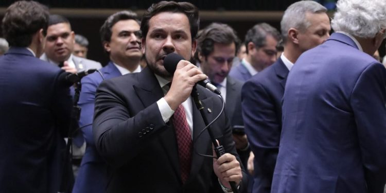 Capitão Alberto Neto defende anistia e critica decisões do STF após prisão de Bolsonaro