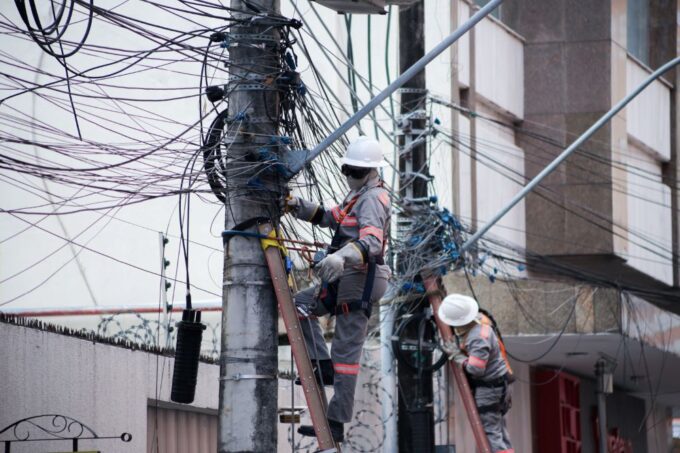 Prefeitura de Manaus remove 15 toneladas de fios e avança na despoluição visual do Centro Histórico