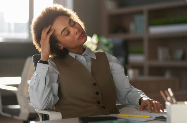 Cansaço constante e queda de cabelo podem ser sinais de disfunção na tireoide 