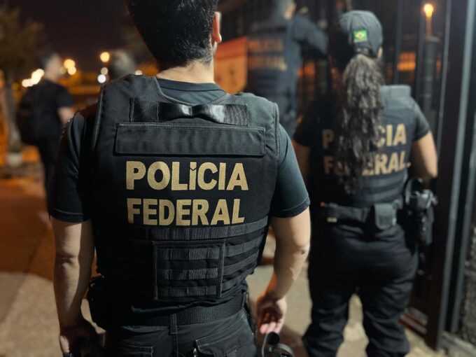 Operação da Polícia Federal em Manaus apura uso de influenciadores em fraudes com bets ilegais