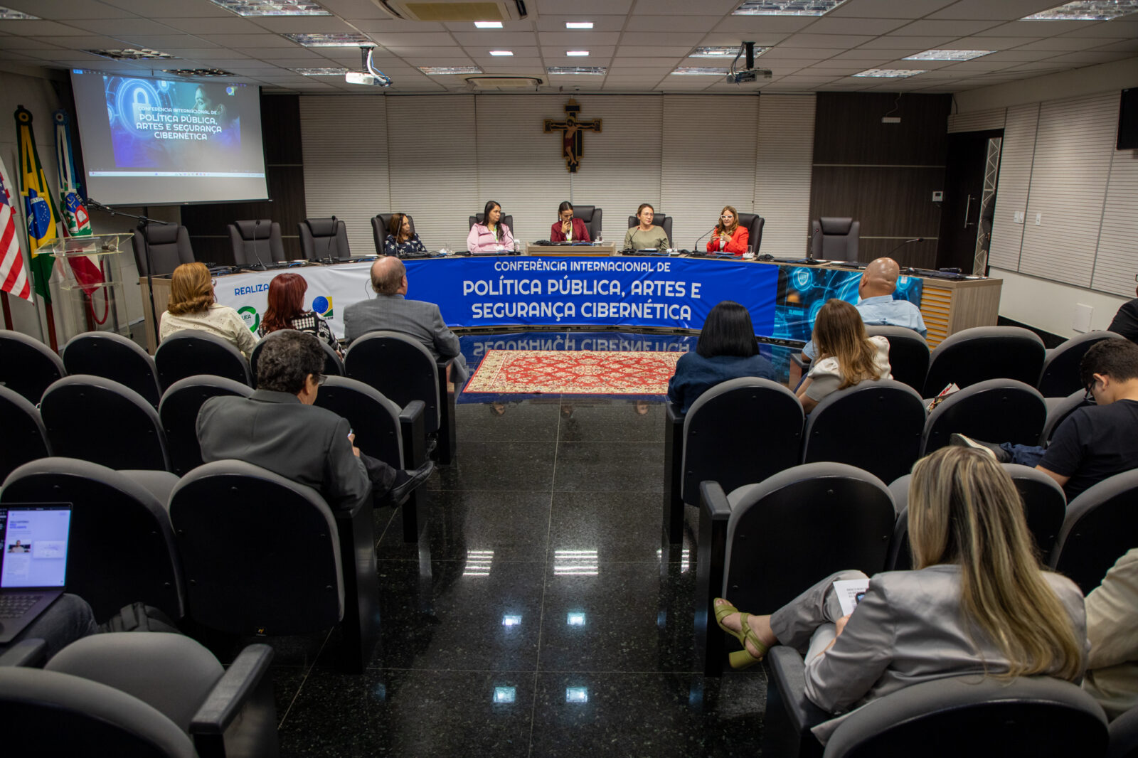 Laura Lucas participa de conferência internacional sobre políticas públicas, artes e segurança cibernética no TRE-AM