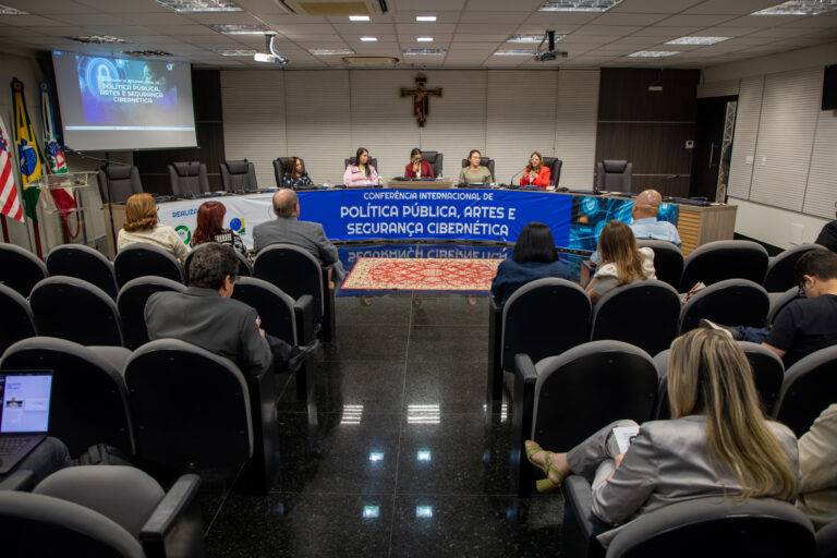Laura Lucas participa de conferência internacional sobre políticas públicas, artes e segurança cibernética no TRE-AM