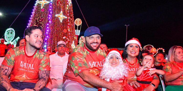 Tefé abre programação natalina com chegada do Papai Noel e grande público na praça central