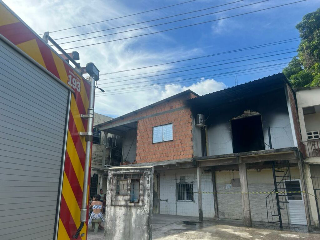 Incêndio atinge residência no bairro Raiz e mobiliza Corpo de Bombeiros em Manaus