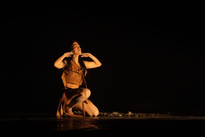 Espetáculo encerra temporada com rito que convoca ancestralidade feminina