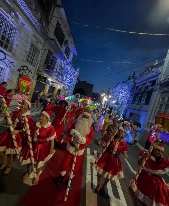 Centro de Manaus recebe Cantata de Natal e programação especial do “Natal que Acolhe” Circuito com artesanato amazônico, gastronomia regional e apresentação musical transforma as ruas Barroso e Saldanha Marinho em palco natalino aberto ao público O Centro Histórico de Manaus será iluminado por uma programação especial no dia 14 de dezembro, quando o projeto “Natal que Acolhe” promove uma noite dedicada à música, ao artesanato amazônico e à ocupação cultural das ruas da região central. Aberto ao público, o evento reúne uma edição especial da Cantata de Natal, além de uma feira criativa e opções de gastronomia regional ao ar livre. Idealizado pela advogada amazonense Jade Amorim, em parceria com o diretor do Centro Cultural Casarão de Ideias (CCCI), João Fernandes, o projeto busca integrar arte, solidariedade e valorização do patrimônio histórico, fortalecendo iniciativas que acolhem crianças e adolescentes em situação de vulnerabilidade social. Nesta primeira edição, serão beneficiadas três instituições: Nacer, Lar Batista Janell Doyle e Lar Beata Chiara Bosata. Música e ocupação afetiva do Centro Para esta edição, a Cantata de Natal terá um papel especial dentro da programação. A apresentação marca também um momento simbólico do futuro Centro Cultural Casarão de Ideias Saldanha, que está passando por reforma e restauro no prédio histórico onde funcionou o Grupo Escolar Saldanha Marinho. “Realizar a cantata este ano, com a motivação do Natal que Acolhe, dá ainda mais força a um evento que já fazíamos na Barroso. Agora ampliamos esse circuito, trazendo mais luz, música e humanização para o Centro. As atrações, cantores, coral, bandinha, vão nos conduzir ainda mais ao clima natalino”, destaca João Fernandes. Segundo ele, a escolha da Saldanha Marinho como palco da apresentação tem forte simbolismo. “É significativo realizar essa etapa da cantata na Saldanha, porque já é o início da devolutiva dessa edificação para a cidade. O restauro traz vida, cultura e afeto para o Centro. É a cidade ficando cada dia mais iluminada, com mais arte e mais amor”, reforça. Artesanato, gastronomia e criatividade Além da apresentação musical, o Natal que Acolhe amplia a ocupação cultural das ruas. Pela primeira vez, o circuito vai abranger não apenas a Barroso, mas também a Saldanha Marinho, convidando o público a circular, caminhar e conhecer o trabalho de empreendedores criativos do Amazonas. “Essa ampliação permite mais circulação, mais descobertas e mais contato com os nossos artesãos. Torna o evento ainda mais atrativo para quem vem vivenciar o Centro nesse momento tão especial que é o Natal”, explica João. Ao longo do percurso, o público encontrará barracas de artesanato amazônico, reunindo criadores da capital e do interior, além de opções de gastronomia regional especialmente selecionadas para a noite. Uma celebração onde o amor encontra a arte A idealizadora do projeto, Jade Amorim, reforça o convite ao público. “Será uma cantata de Natal muito especial. Eu convido vocês, todas as crianças, para prestigiar esse espaço, com artesãos expondo arte. Aguardo vocês no Natal que Acolhe, onde o amor encontra a arte”. Além da experiência cultural, o evento também estimula a solidariedade: empresas, parceiros e apoiadores que contribuírem com as instituições participantes receberão o selo “Contribuição Transformadora — Natal que Acolhe 2025”. SERVIÇO O que: Natal que Acolhe — Cantata de Natal, artesanato e gastronomia Quando: 14 de dezembro Onde: Ruas Barroso e Saldanha Marinho, no Centro Histórico de Manaus Horário: A partir das 17h Entrada: Evento gratuito e aberto ao público
