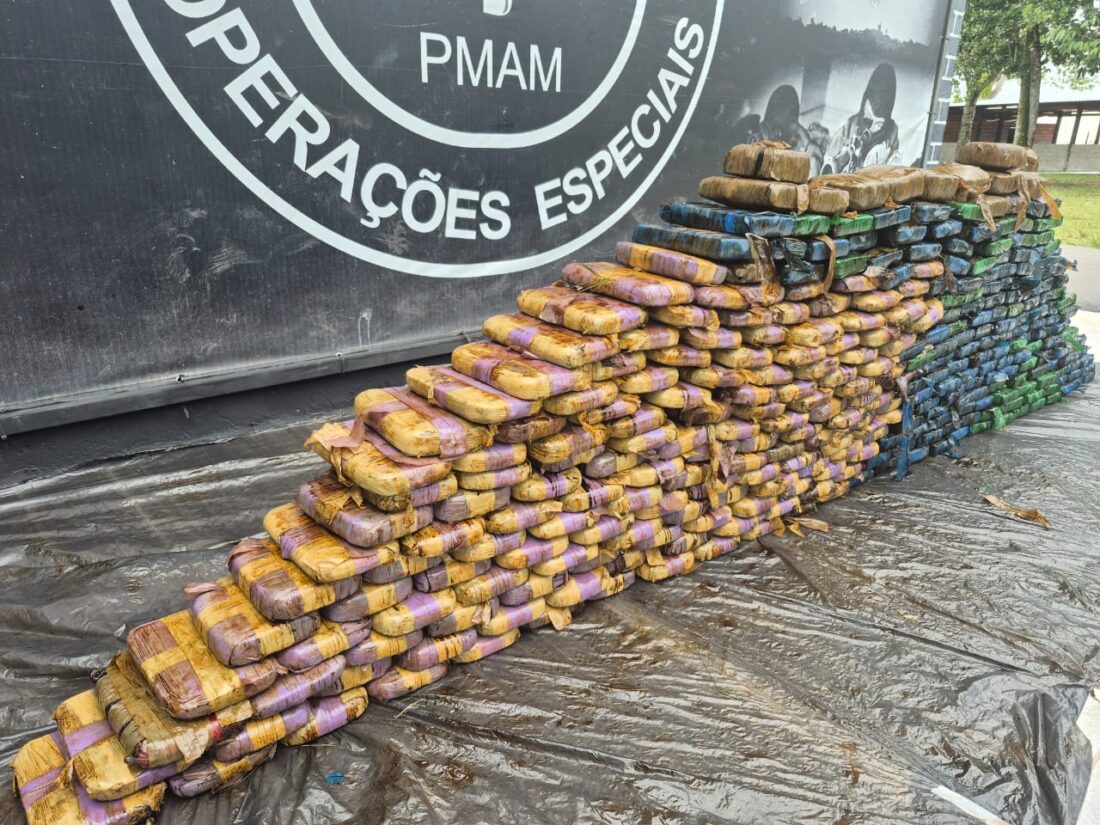 Polícia Militar do Amazonas intercepta balsa petroleira vinda do Peru com 370 kg de cloridrato de cocaína