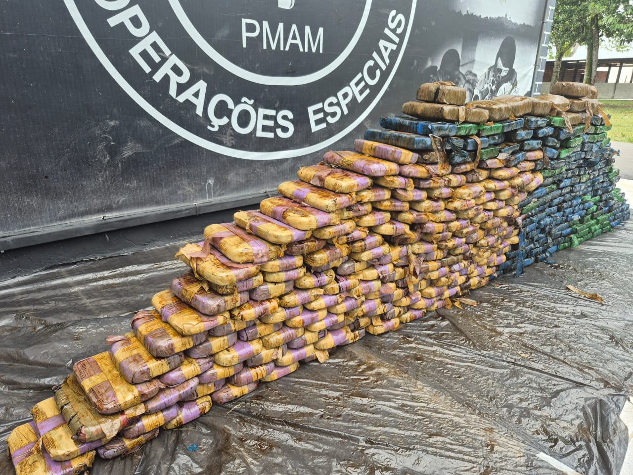 Polícia Militar do Amazonas intercepta balsa petroleira vinda do Peru com 370 kg de cloridrato de cocaína