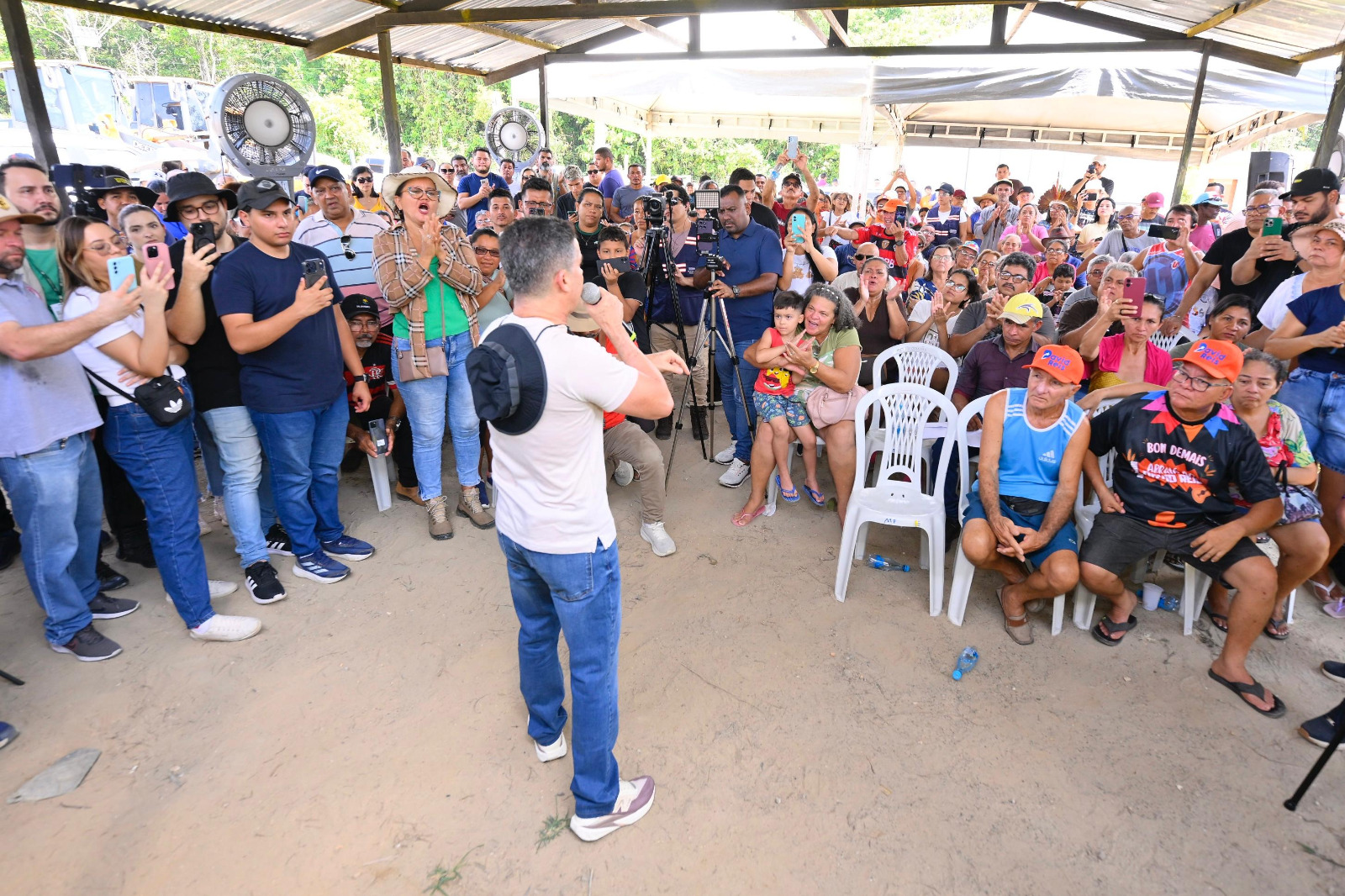 Prefeito David Almeida assina ordem de serviço para pavimentação do ramal Água Branca 2 e consolida maior ciclo de investimentos da história na zona rural de Manaus