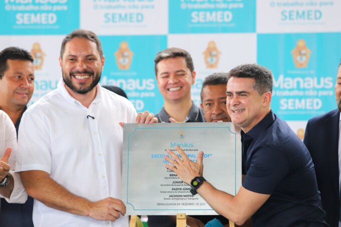 Prefeito David Almeida entrega escola-modelo e confirma pagamento da data-base, abono do Fundeb e progressões históricas na educação municipal