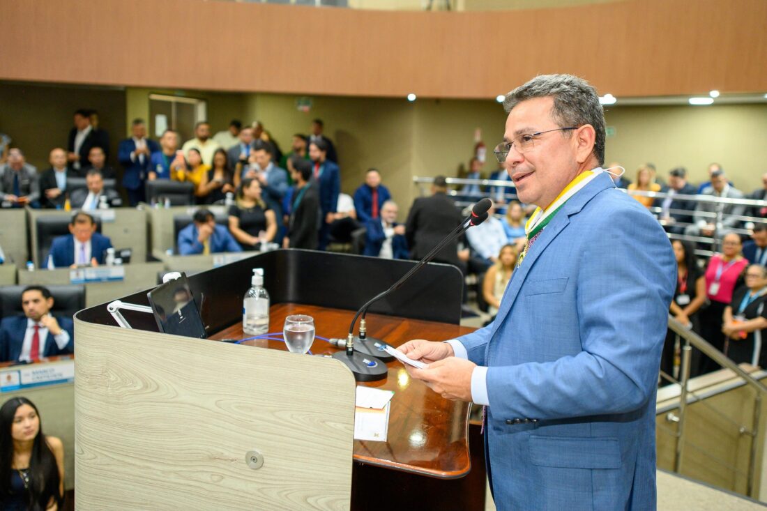 ‘A boa política não precisa ferir, precisa servir’, diz Tadeu de Souza, homenageado com maior comenda da CMM