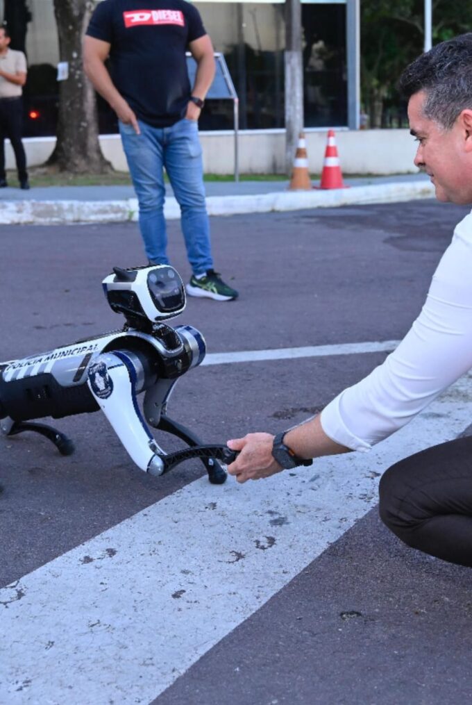 OPERAÇÃO VERDADE: Prefeito David Almeida desmente boato sobre compra de cão-robô após vídeo viral