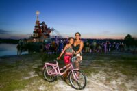 ‘Natal nas Águas’ leva cestas e brindes a 300 famílias ribeirinhas de Manaus