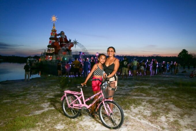 ‘Natal nas Águas’ leva cestas e brindes a 300 famílias ribeirinhas de Manaus