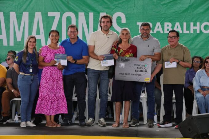 Wilson Lima entrega mil cartões do Auxílio Estadual a famílias em vulnerabilidade em Coari