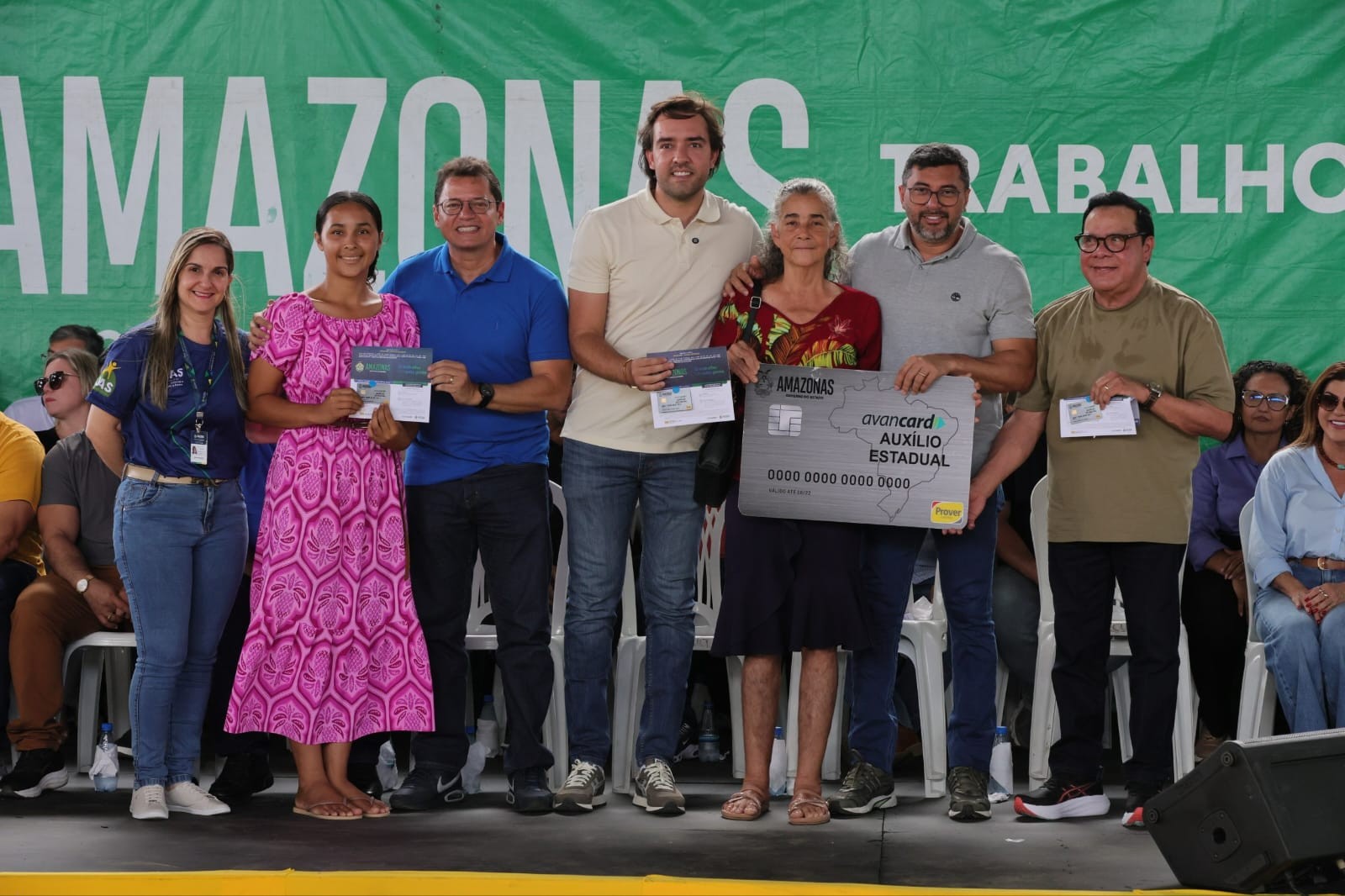 Wilson Lima entrega mil cartões do Auxílio Estadual a famílias em vulnerabilidade em Coari