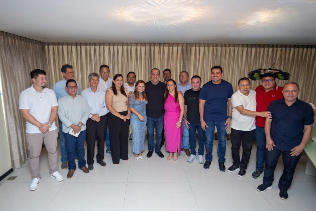 Com presença de mais de 30 prefeitos, Omar Aziz debate prioridades do interior para 2026