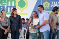 Governador Wilson Lima entregou o título definitivo do terreno da Maria Lima da Silva, moradora do bairro Alvorada