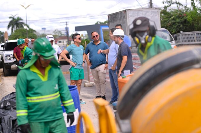 Prefeito David Almeida vistoria avanço de obra para prevenção de erosões na avenida Mário Ypiranga