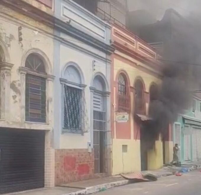 Incêndio atinge comércio no Centro de Manaus e levanta suspeita de ação criminosa