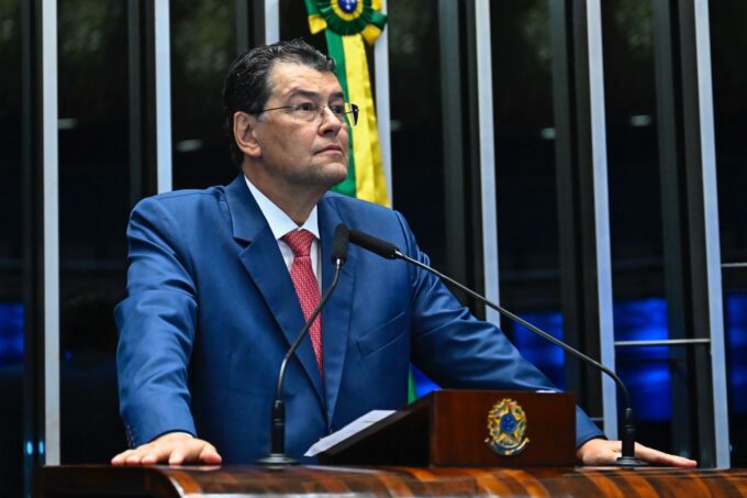 Senador Eduardo Braga defende revisão de penas do 8 de Janeiro