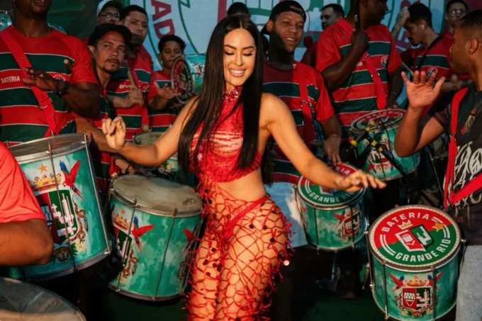 Isabelle Nogueira anuncia saída do time de musas da Grande Rio e agradece acolhimento da escola