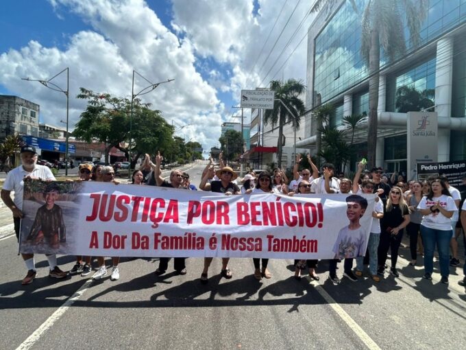 Famílias de crianças mortas em atendimentos médicos protestam em frente a hospital particular em Manaus