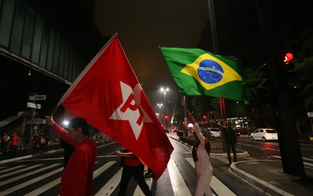 Pesquisa revela perfil do eleitorado e aponta preferências por PT e PL nas últimas intenções de voto