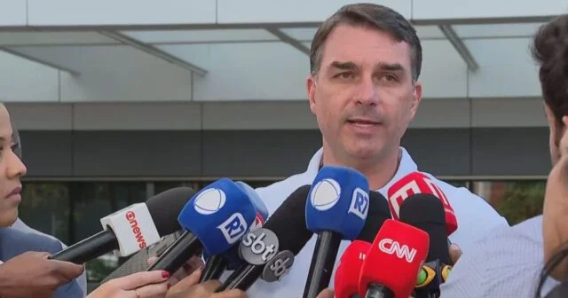 Bolsonaro indica Flávio como pré-candidato à Presidência em 2026 e reposiciona o bolsonarismo