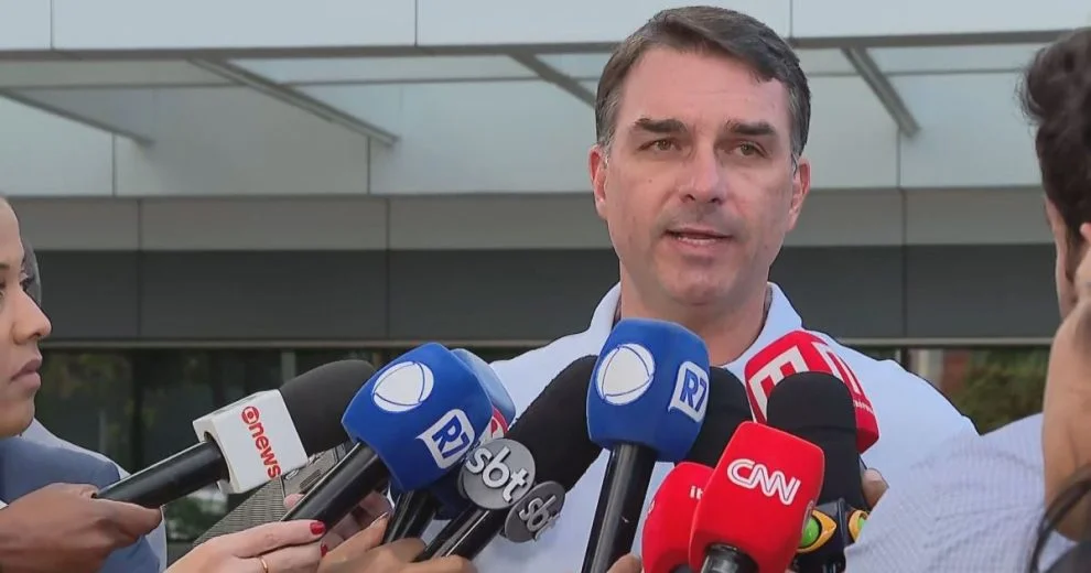 Bolsonaro indica Flávio como pré-candidato à Presidência em 2026 e reposiciona o bolsonarismo