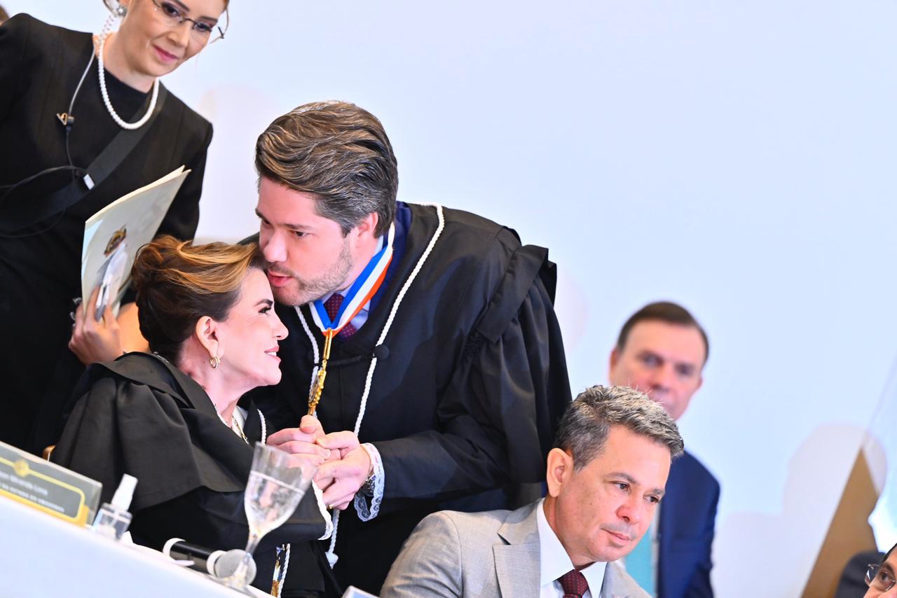 Yara Amazônia Lins é homenageada pelos 50 anos de carreira durante posse no TCE-AM