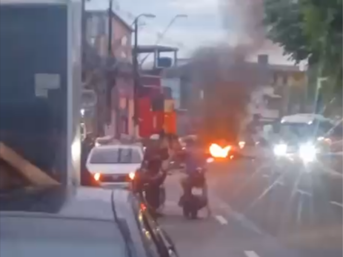 Moradores fecham ruas da Compensa 2 e causam transtornos no trânsito em Manaus