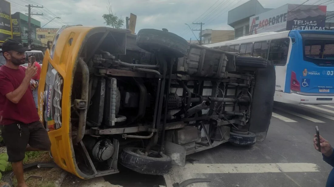 Micro-ônibus “amarelinho” capota na avenida Altaz Mirim e provoca congestionamento na zona Leste de Manaus