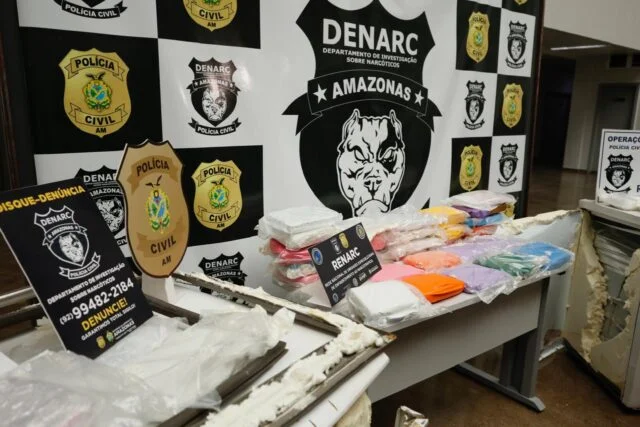 Polícia encontra R$ 1 milhão em skunk escondido dentro de freezer em Manaus