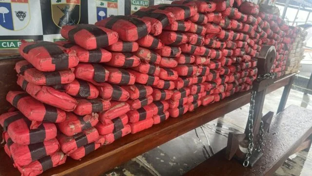 Polícia apreende 193 tabletes de skunk em lancha vinda da Colômbia no Rio Negro 34 Polícia apreende 193 tabletes de skunk em lancha vinda da Colômbia no Rio Negro