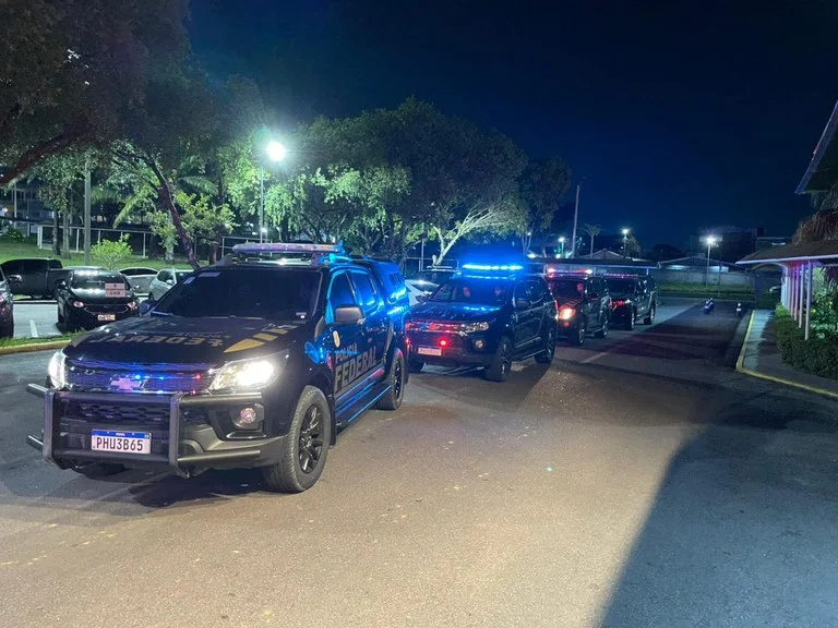 s agentes fiscalizaram cinco empresas do setor. Pelo menos uma delas foi flagrada operando em total ilegalidade, sem qualquer autorização legal para fornecer vigilantes ou porteiros em estabelecimentos de grande circulação.