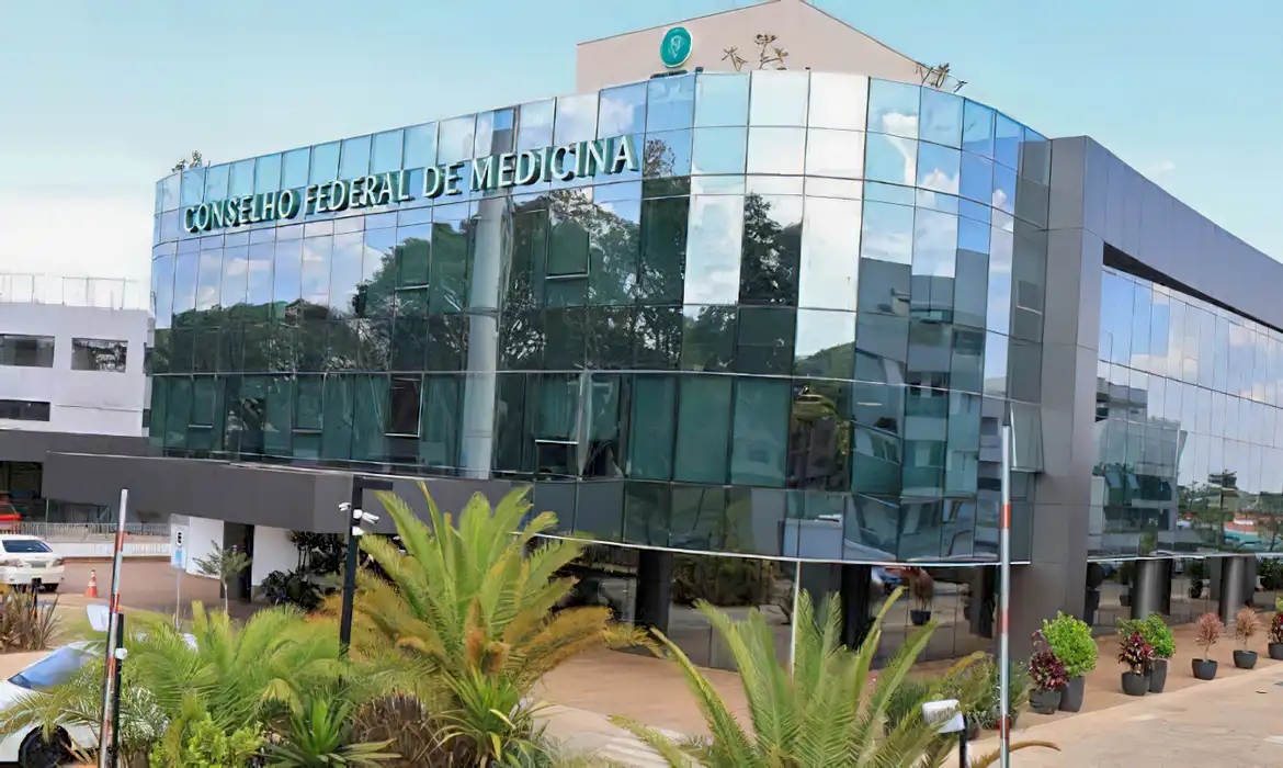 "Assustador": Presidente do CFM alerta para risco à saúde após notas baixas no Enamed